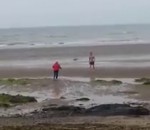 surprise fils Faire semblant de rejoindre sa mère à la nage