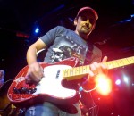 chanteur Un guitariste filme son solo avec la GoPro d'un spectateur