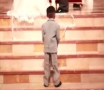 mariage enfant High Five avec le curé
