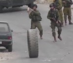 soldat Soldat Israélien vs Pneu