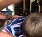 bruit homme Faire des percussions sur un enfant