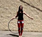 hula hoop trick Rachael Lust fait du Hula Hoop
