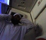 avion homme Réveillé dans un avion par un muezzin