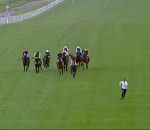 courir course Un spectateur fait la course avec les chevaux dans un hippodrome