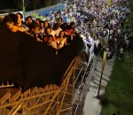 tremblement Les escaliers d'un stade brésilien vacillent