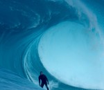 surfeur surf The Right, la vague la plus dangereuse du monde