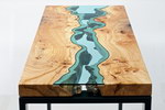 riviere Une rivière dans une table en bois