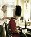 rasage Un garde royal chez le coiffeur