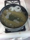 casserole monster Cookie Monster dans une casserole de pâte