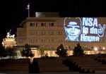 projection NSA in da House sur la façade de l'ambassade américaine à Berlin