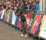 arrivee L'athlète Beata Naigambo termine un marathon à bout de forces