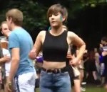 femme danse Danse WTF d'une femme au festival Longitude