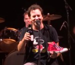 concert chanteur Eddie Vedder boit du vin dans la chaussure d'un fan