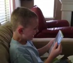 enfant pleurs joie Un enfant content d'avoir Minecraft pour son anniversaire