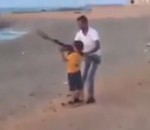 lance-roquettes Un enfant tire au lance-roquettes