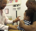 technique Un médecin amuse un enfant avant de lui faire des piqures