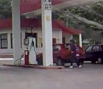 essence pompe Une femme en difficulté à une station-service