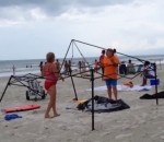 plage femme Deux femmes tentent de voler sa tente sur une plage