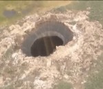 cratere trou Gigantesque trou en Sibérie