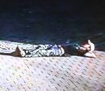 homme tete ivre Ivre, il fait une sieste sur un trottoir
