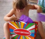 fille reaction anniversaire Une petite fille a un horrible cadeau