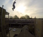 saut Sauter d'un immeuble et glisser sur un toit