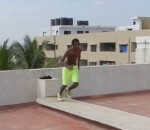 piscine plongeon saut Sauter dans une piscine depuis le toit d'un immeuble