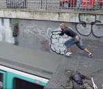 sauter Sauter sur le toit d'un métro parisien