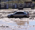 boue voiture Subaru Impreza vs Bassin à boue