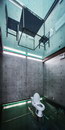 plafond Une maison avec des sols et plafonds en verre