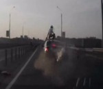 moto motard accident Accident acrobatique d'un motard