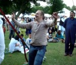 festival Un Anglais danse le Bhangra au festival Bradford Mela