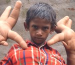 main geant Un enfant avec des mains géantes