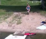 faceplant saut Une femme plonge dans un lac en vélo
