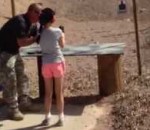 pistolet recul Une petite fille tue accidentellement son instructeur avec un Uzi