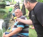 homme chute ivre Un Belge ivre participe à un concours de pêche