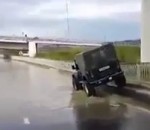 fail voiture inondation Un conducteur de Jeep un peu trop optimiste
