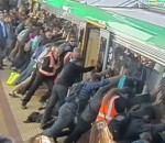 coince train Solidarité pour un homme coincé entre un quai de gare et un train