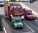camion Une voiture bloque un camion de pompiers