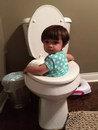 toilettes Un enfant prend son bain
