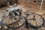 squelette cheval Un chariot vieux de 2000 ans avec les squelettes des chevaux