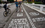 telephone portable voie Une voie piétonne pour les accros du portable (Chine)