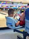 tablette Jouer à un jeu de bowling dans un bowling