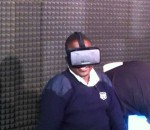 chute chaise Un agent de sécurité teste l'Oculus Rift
