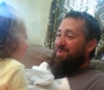 papa barbe Un papa barbu fait une surprise à sa fille pendant une partie de coucou-caché
