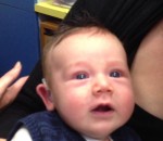 sourire Un bébé sourd de 7 semaines entend pour la première fois