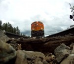 train Une caméra filme sous un train roulant à 120 km/h
