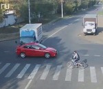 accident chance Un cycliste chanceux à un carrefour