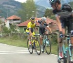velo tour cycliste Deux cyclistes se battent sur leurs vélos (Tour d'Espagne)