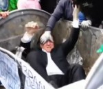 vitaly zhuravsky Un député ukrainien jeté dans une poubelle par la foule